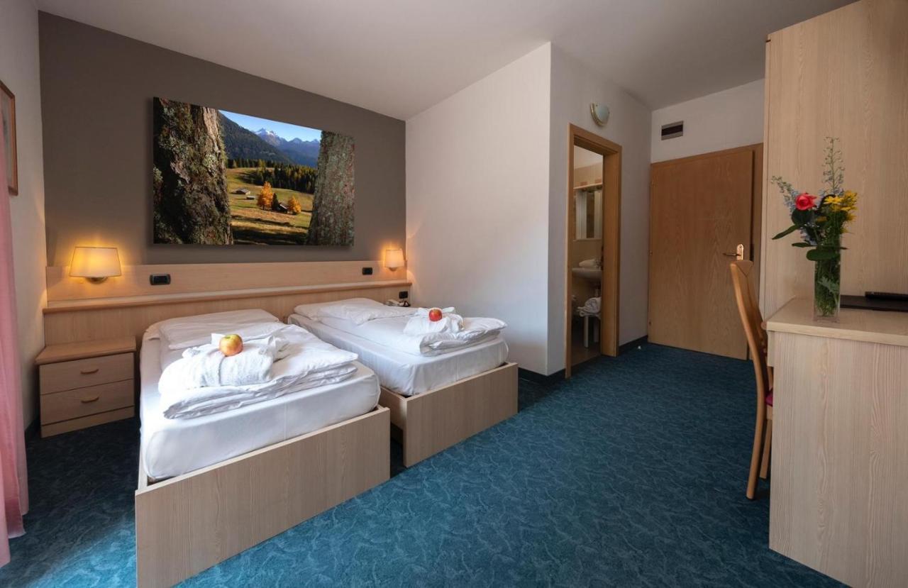 Hotel Italia Castello-Molina di Fiemme ภายนอก รูปภาพ