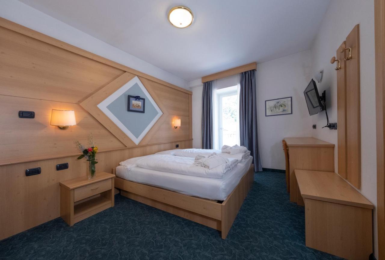 Hotel Italia Castello-Molina di Fiemme ภายนอก รูปภาพ
