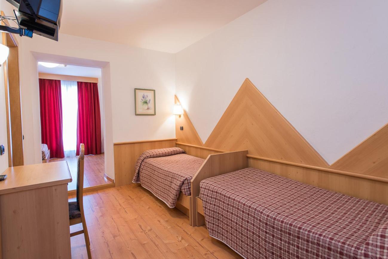 Hotel Italia Castello-Molina di Fiemme ภายนอก รูปภาพ