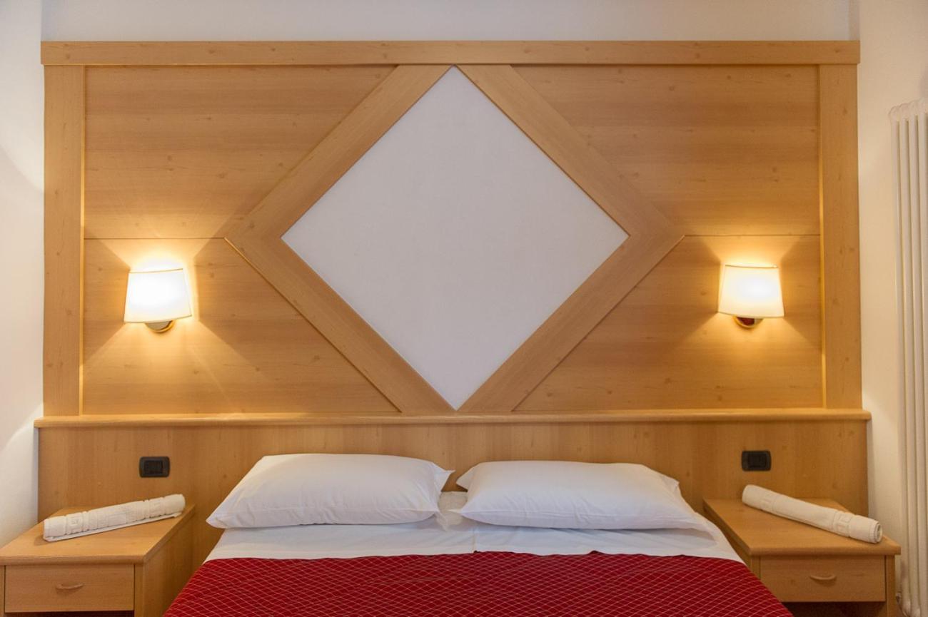 Hotel Italia Castello-Molina di Fiemme ภายนอก รูปภาพ