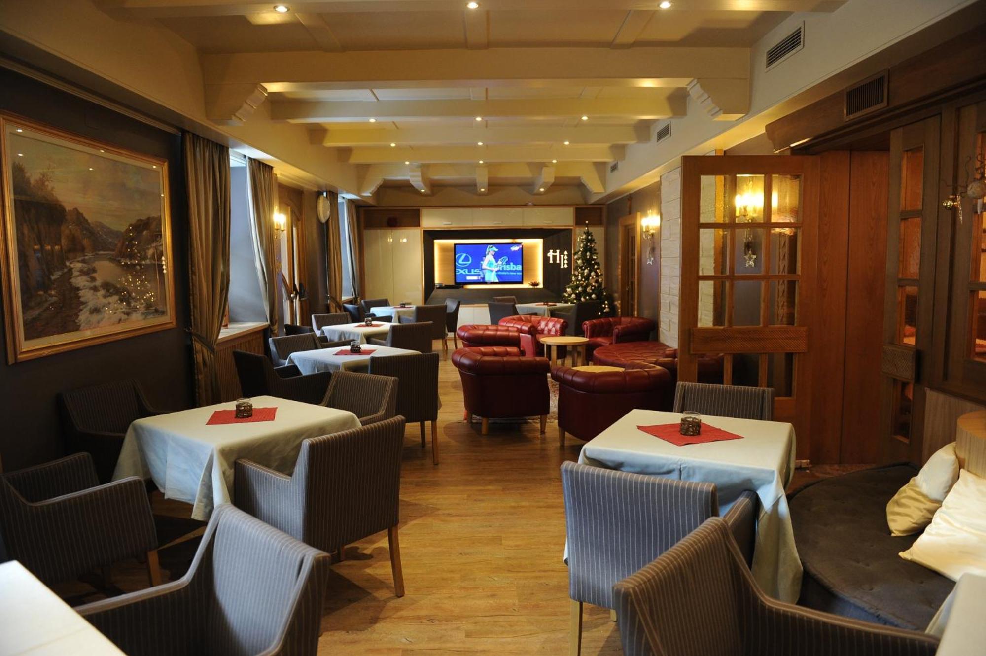 Hotel Italia Castello-Molina di Fiemme ภายนอก รูปภาพ