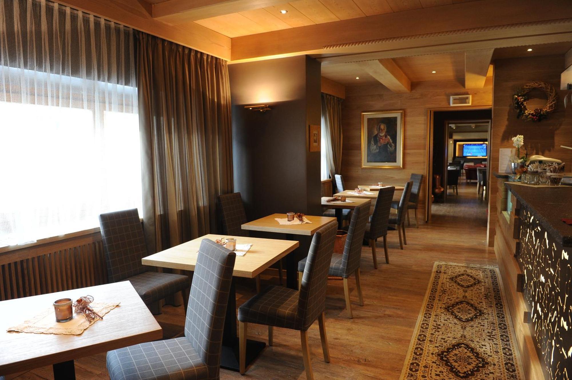 Hotel Italia Castello-Molina di Fiemme ภายนอก รูปภาพ